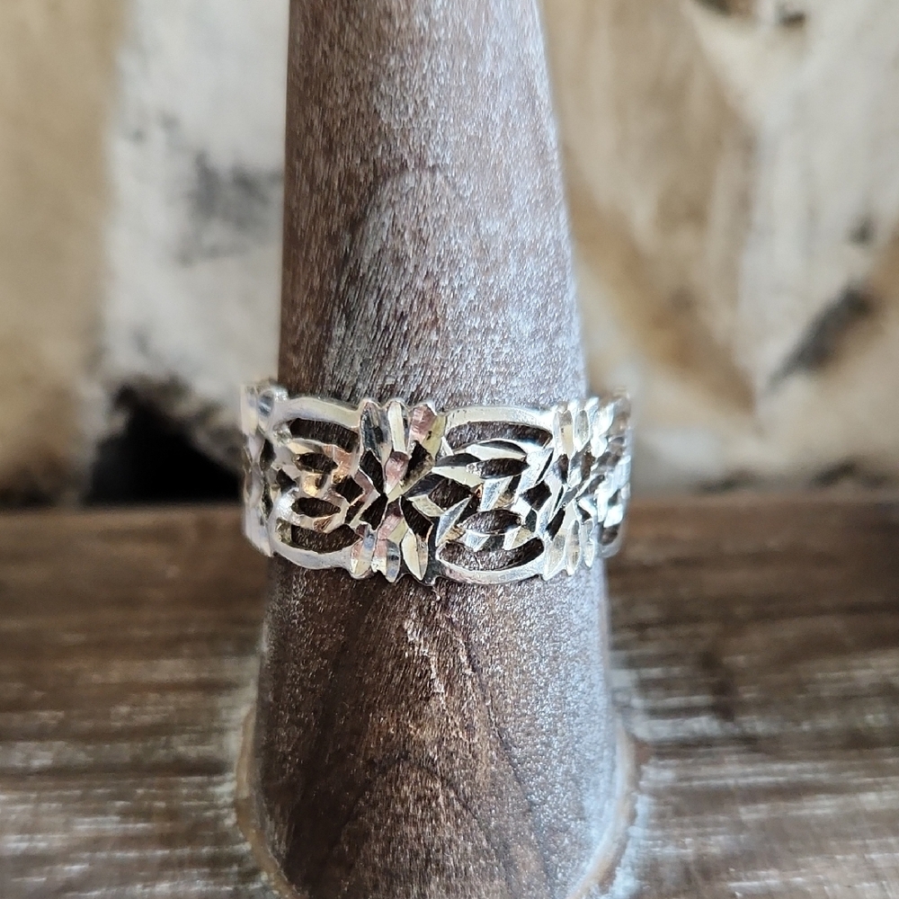 Elegant Silver Filigree Women's Ring